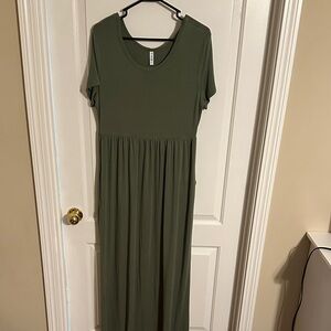 Elegant Green Maxi Dress with Pockets